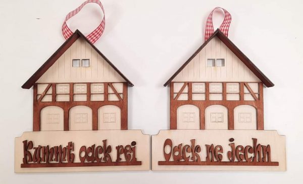 Türschild "oack ne jechn" oder "kummt oack rei"